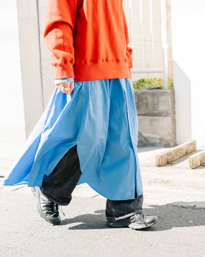 お洒落な“ブルーシャツ”の重ね着コーデ5選。爽やかな色はこれからの季節に活躍！【TOKYO SNAP】