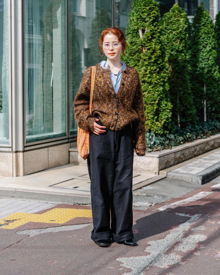 お洒落な“ブルーシャツ”の重ね着コーデ5選。爽やかな色はこれからの季節に活躍！【TOKYO SNAP】