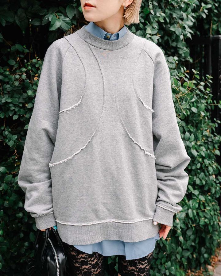 お洒落な“ブルーシャツ”の重ね着コーデ5選。爽やかな色はこれからの季節に活躍！【TOKYO SNAP】