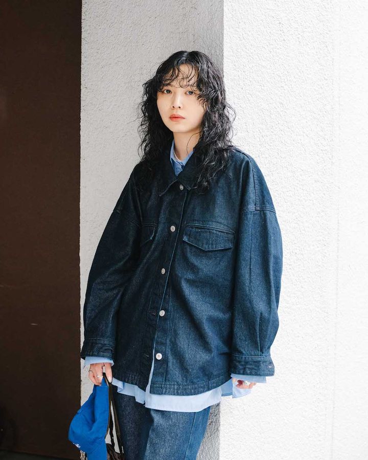 お洒落な“ブルーシャツ”の重ね着コーデ5選。爽やかな色はこれからの季節に活躍！【TOKYO SNAP】