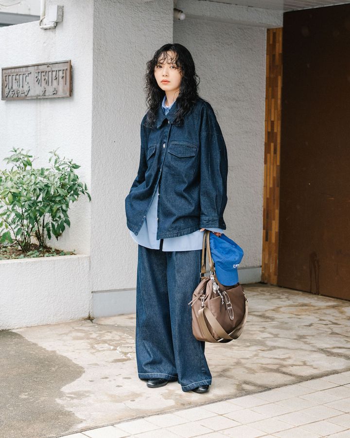 お洒落な“ブルーシャツ”の重ね着コーデ5選。爽やかな色はこれからの季節に活躍！【TOKYO SNAP】