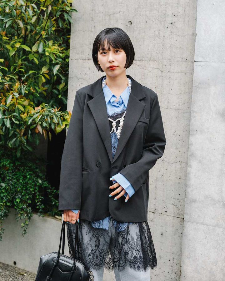 お洒落な“ブルーシャツ”の重ね着コーデ5選。爽やかな色はこれからの季節に活躍！【TOKYO SNAP】