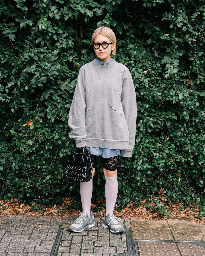 お洒落な“ブルーシャツ”の重ね着コーデ5選。爽やかな色はこれからの季節に活躍！【TOKYO SNAP】