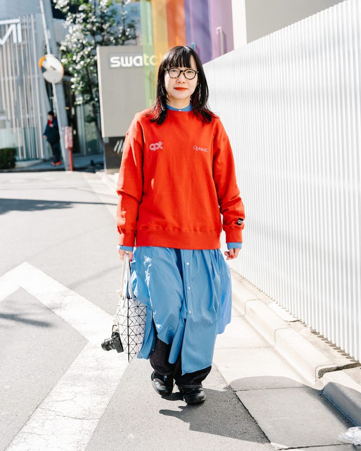 お洒落な“ブルーシャツ”の重ね着コーデ5選。爽やかな色はこれからの季節に活躍！【TOKYO SNAP】