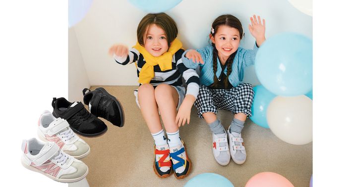 男の子と女の子がおしゃれな靴を履いて座っている様子