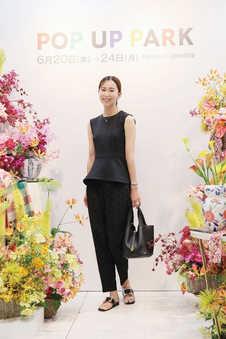 黒のノースリーブペプラムブラウスに、ドット柄パンツ、サンダルのSNAPコーデ