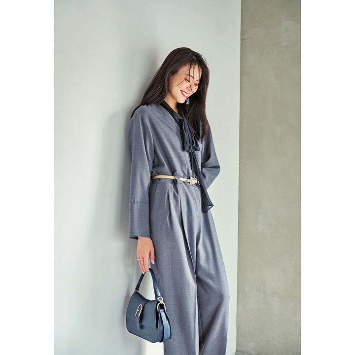 ジャンプスーツに黒のボウタイブラウスコーデ