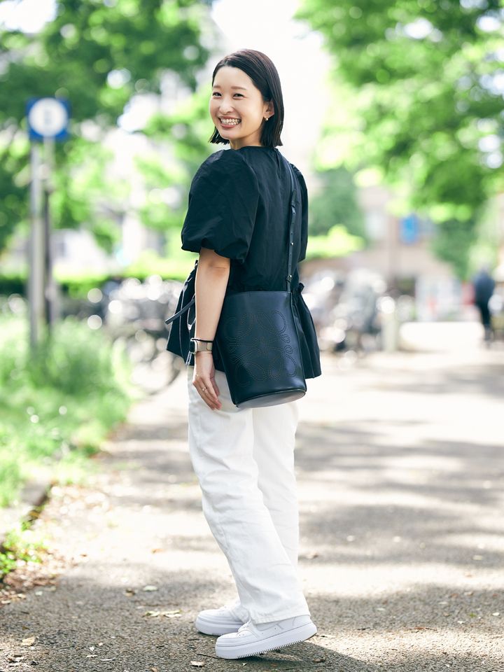 黒のパフスリーブブラウスに白パンツ