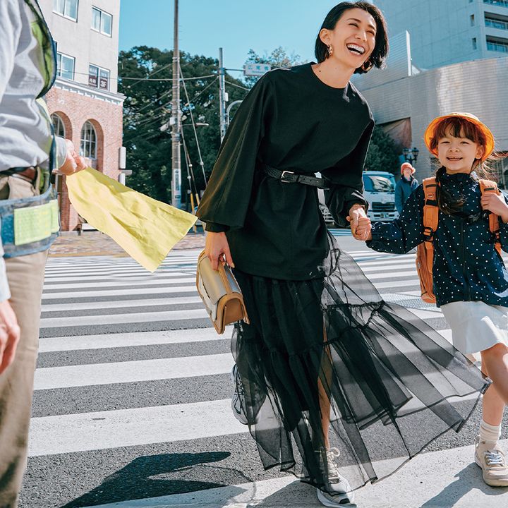 黒ブラウスにチュールのスカート、スニーカーのコーデ