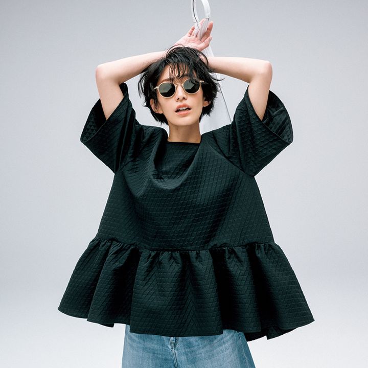 ジャガードのフリルブラウスにデニム