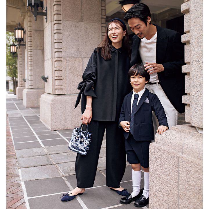 黒の袖コンシャスな襟付きブラウスにパンツのきれいめコーデ