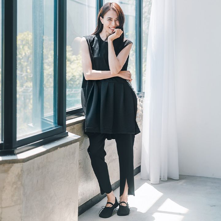 ふんわりブラウスにスティックパンツのコーデ