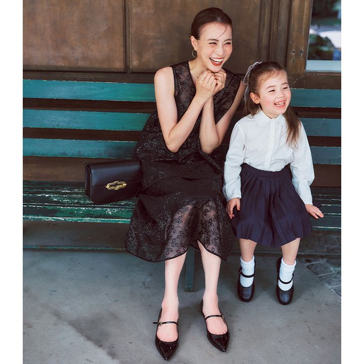 シースルー素材にスパンコール装飾のブラウスセットアップのオケージョンコーデ