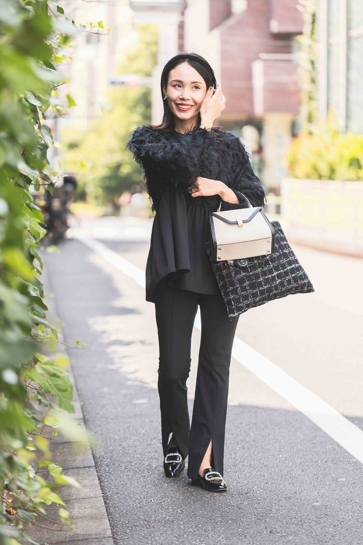 もけもけ素材の丈長めブラウスに細身パンツのオールブラックコーデ