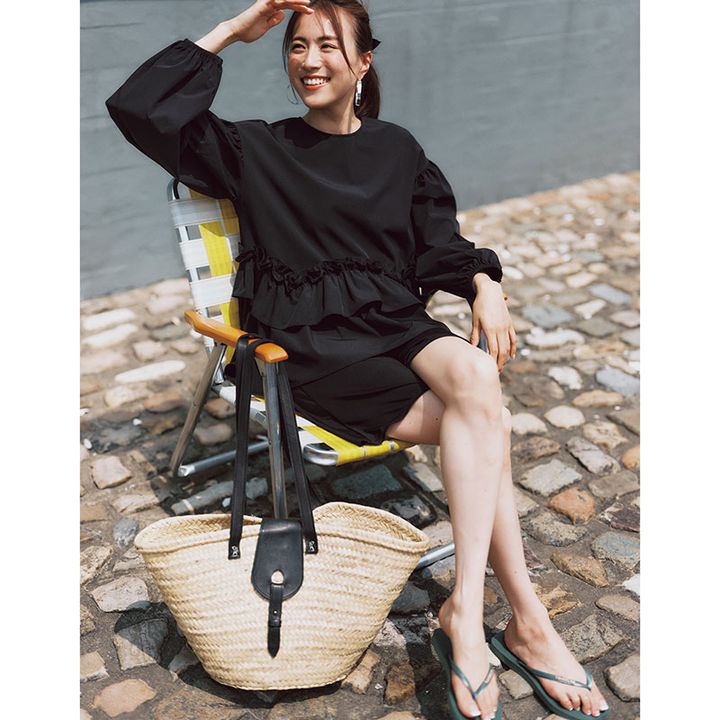 ラッシュ素材の黒フリルブラウスにショートパンツのコーデ