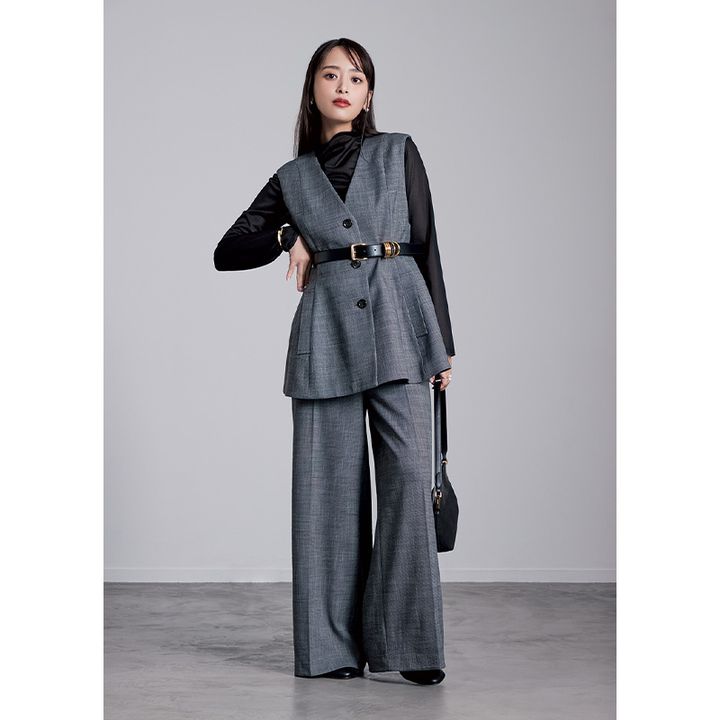 ブラックのシースルーブラウスにジレのセットアップコーデ