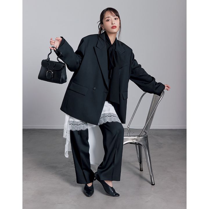 レースキャミをレイヤードした黒ブラウス＋ジャケットのコーデ