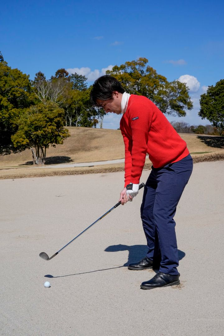 バンカーからのアプローチを成功させる簡単テクニック！コツは「ヒザを曲げるだけ」