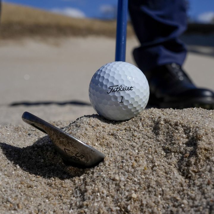 バンカーからのアプローチを成功させる簡単テクニック！コツは「ヒザを曲げるだけ」