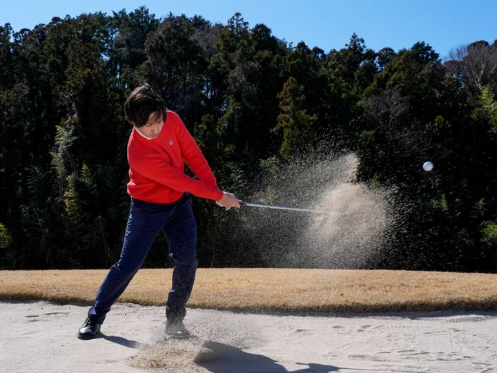 バンカーからのアプローチを成功させる簡単テクニック！コツは「ヒザを曲げるだけ」