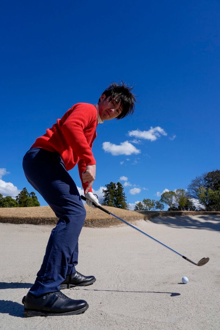 バンカーからのアプローチを成功させる簡単テクニック！コツは「ヒザを曲げるだけ」