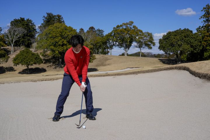 バンカーからのアプローチを成功させる簡単テクニック！コツは「ヒザを曲げるだけ」