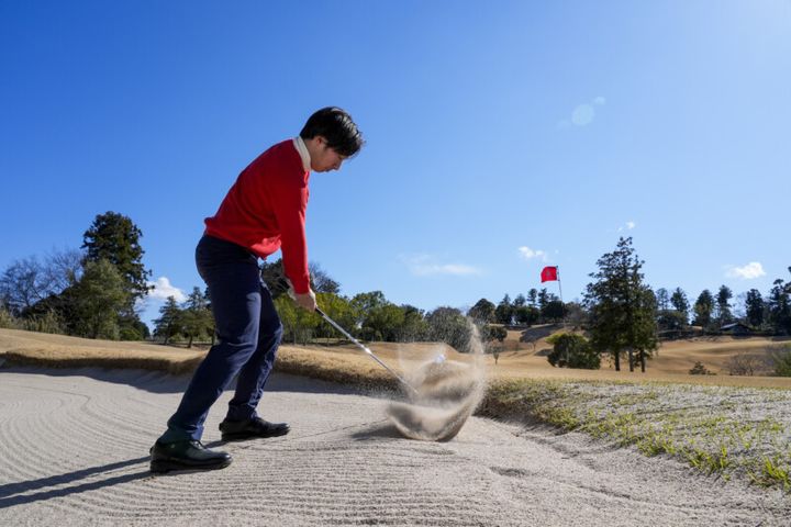 バンカーからのアプローチを成功させる簡単テクニック！コツは「ヒザを曲げるだけ」