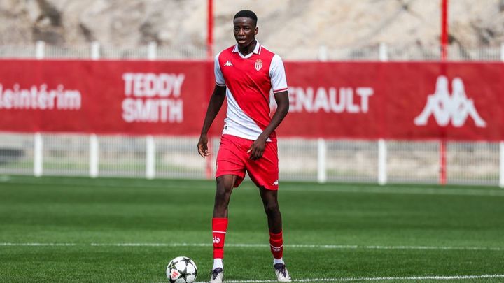 日本代表MFの同僚17歳が試合中に倒れる…心臓発作で病院へ搬送