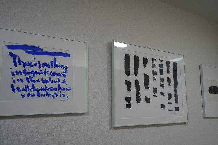 秋田さんの事務所の壁にはご自身の手によるアートが