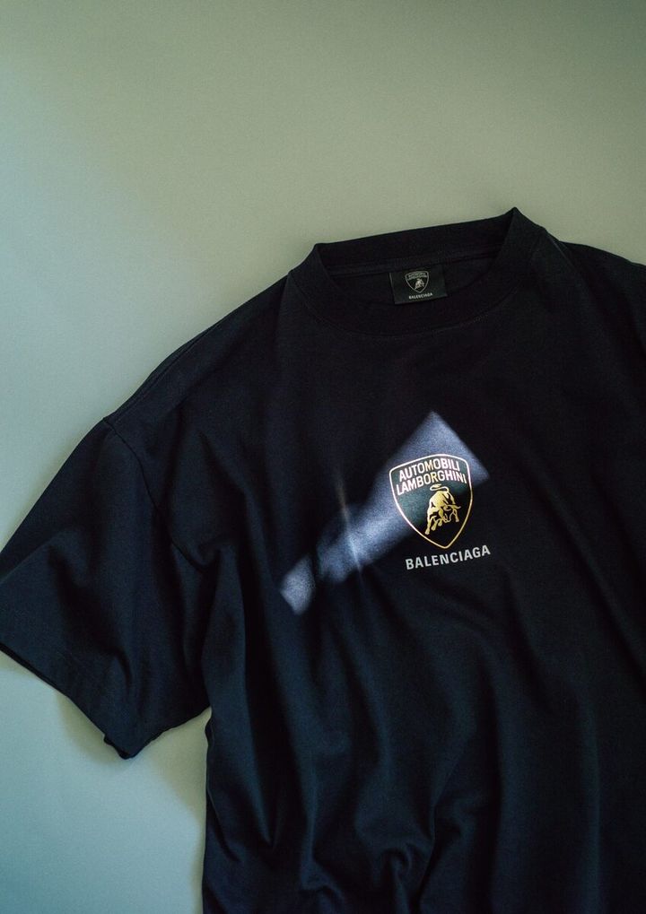 バレンシアガ×アウトモービリ・ランボルギーニの先進的なコラボレーションアイテム