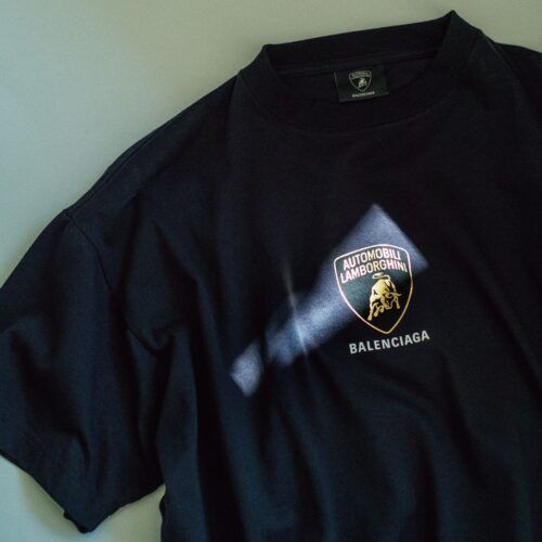 「バレンシアガ、極上のコラボTシャツ」ランボルギーニとの夢すぎる邂逅！“胸アツ”のエンブレム付き