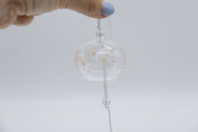 ダイソーのガラス風鈴（クリア）に絵付けした様子