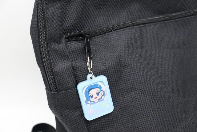 ダイソーのフォトキーホルダー（ゲームモチーフ）はワンタッチで着脱しやすい