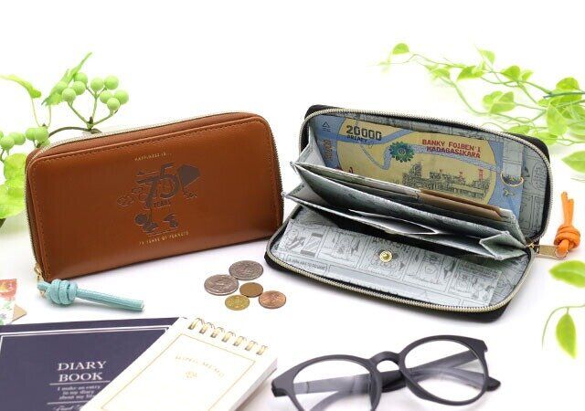 SNOOPY 高機能！ 小さな長財布 BOOK BROWN 75th Anniversary Limited Edition使用例