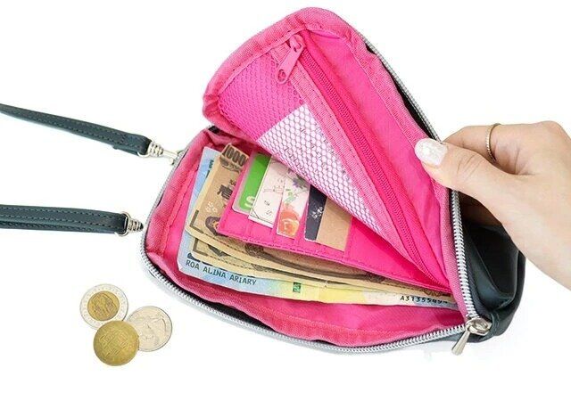 琉球風水志・シウマ監修 開運スマホショルダーバッグ＆ラッキーナンバーシールBOOK使用例