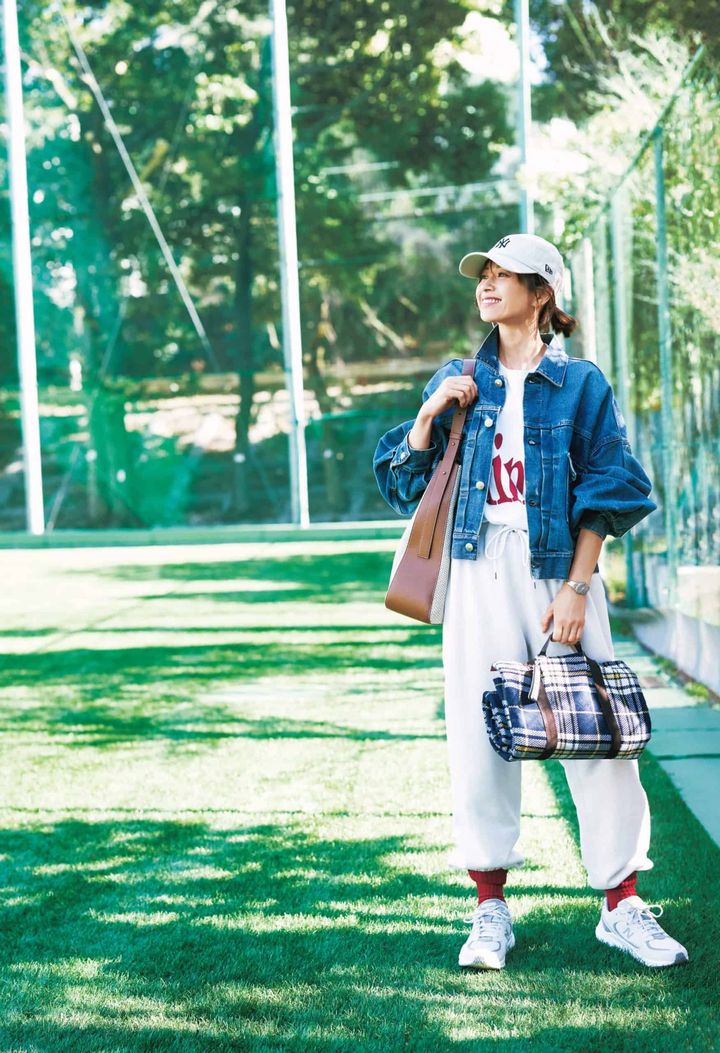 キャップ×スウェット×スニーカーコーデ