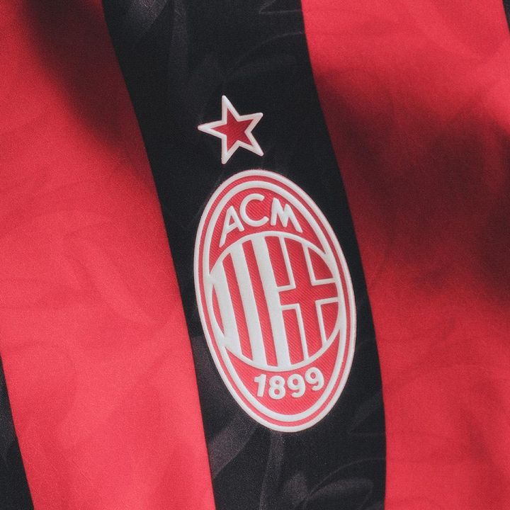 イタリアの名門が新ユニフォームを発表！「史上初のエンブレム」登場で伝統が途絶える