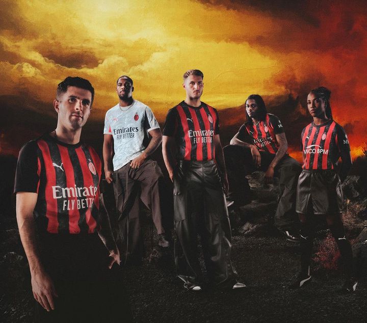 イタリアの名門が新ユニフォームを発表！「史上初のエンブレム」登場で伝統が途絶える