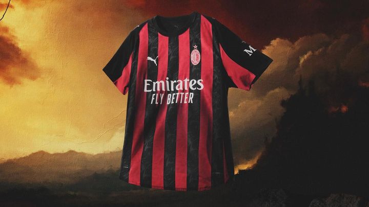 イタリアの名門が新ユニフォームを発表！「史上初のエンブレム」登場で伝統が途絶える