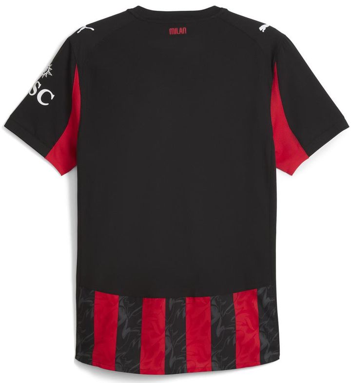 イタリアの名門が新ユニフォームを発表！「史上初のエンブレム」登場で伝統が途絶える