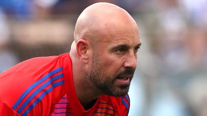 42歳レジェンドGK、家族集結の引退試合で一発退場！まさかの悲劇に娘は泣く