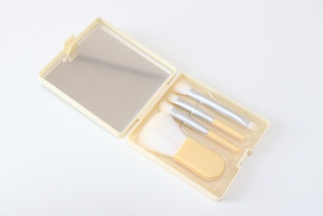 ダイソー メイクブラシセット（Bタイプ、4本、ミラー付） セット内容