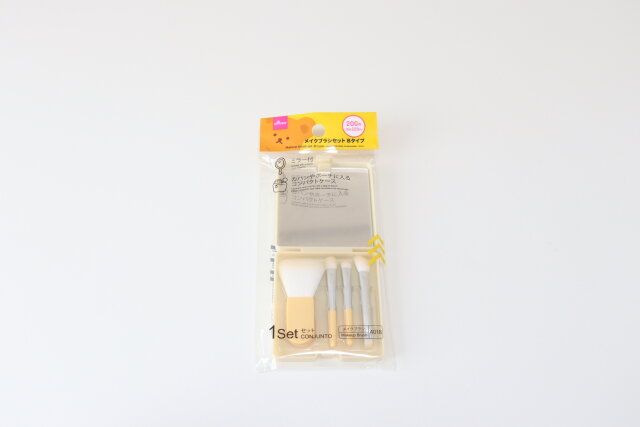 ダイソー メイクブラシセット（Bタイプ、4本、ミラー付） パッケージ