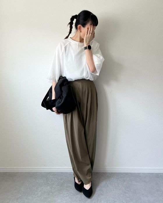 オーガンジー重ねラグラントップス×UNIQLOのカーキの「ウルトラストレッチアクティブワイドパンツ」