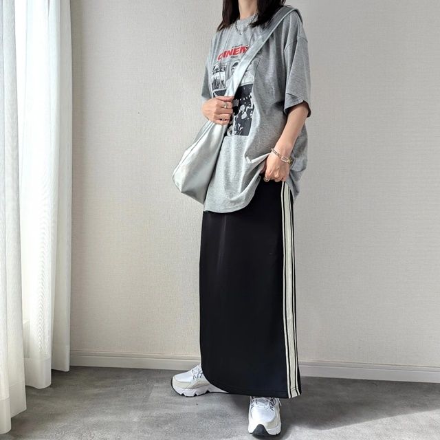 しまむらのグレーの「シネマTシャツ」×サイドラインナロースカート
