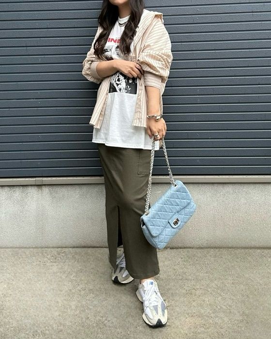 しまむらのホワイトの「シネマTシャツ」×カーゴナロースカート