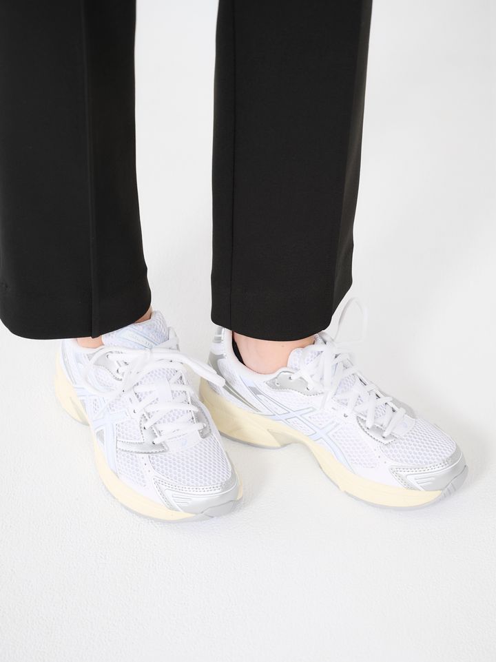 クラウドチームVERY濱野かやの春コーデ2のスニーカーはアシックス