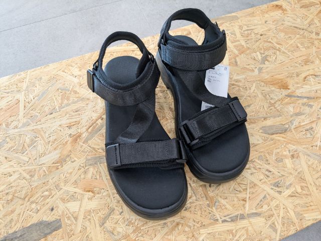 黒のボリュームソールテープサンダル