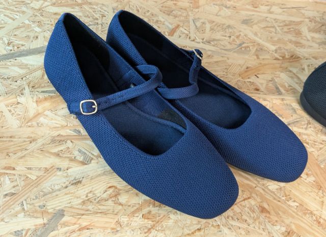ネイビーのウォッシャブルニットベルトシューズ
