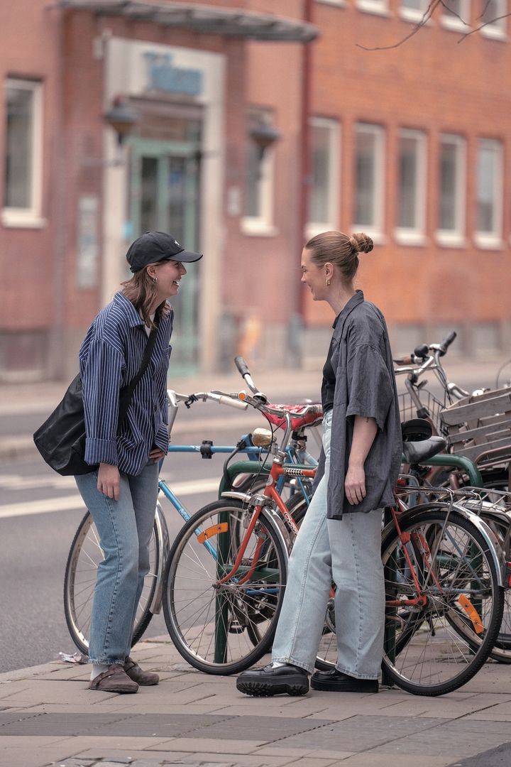 デニムのコーデに迷ったら、シンプルなメンズライクな着こなしが◎【番外編：スウェーデン】